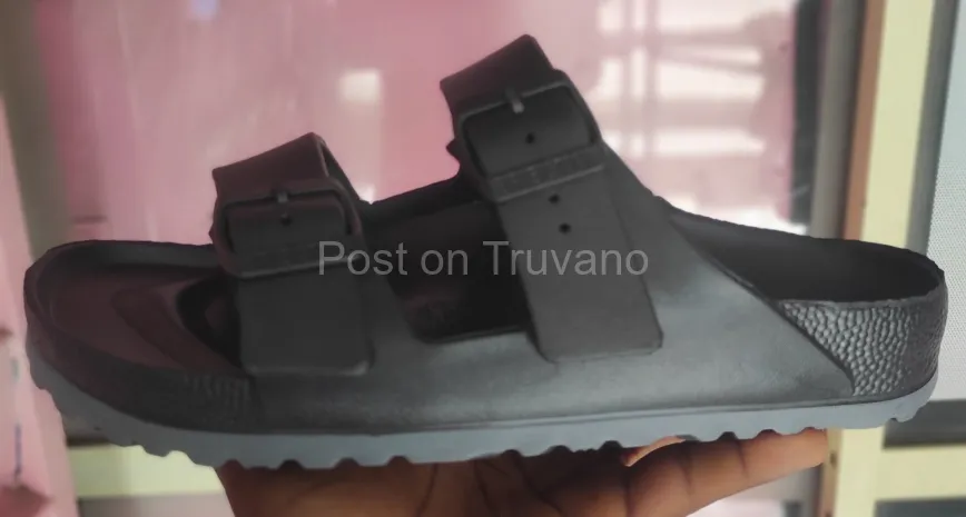 Lightweight black slippers
