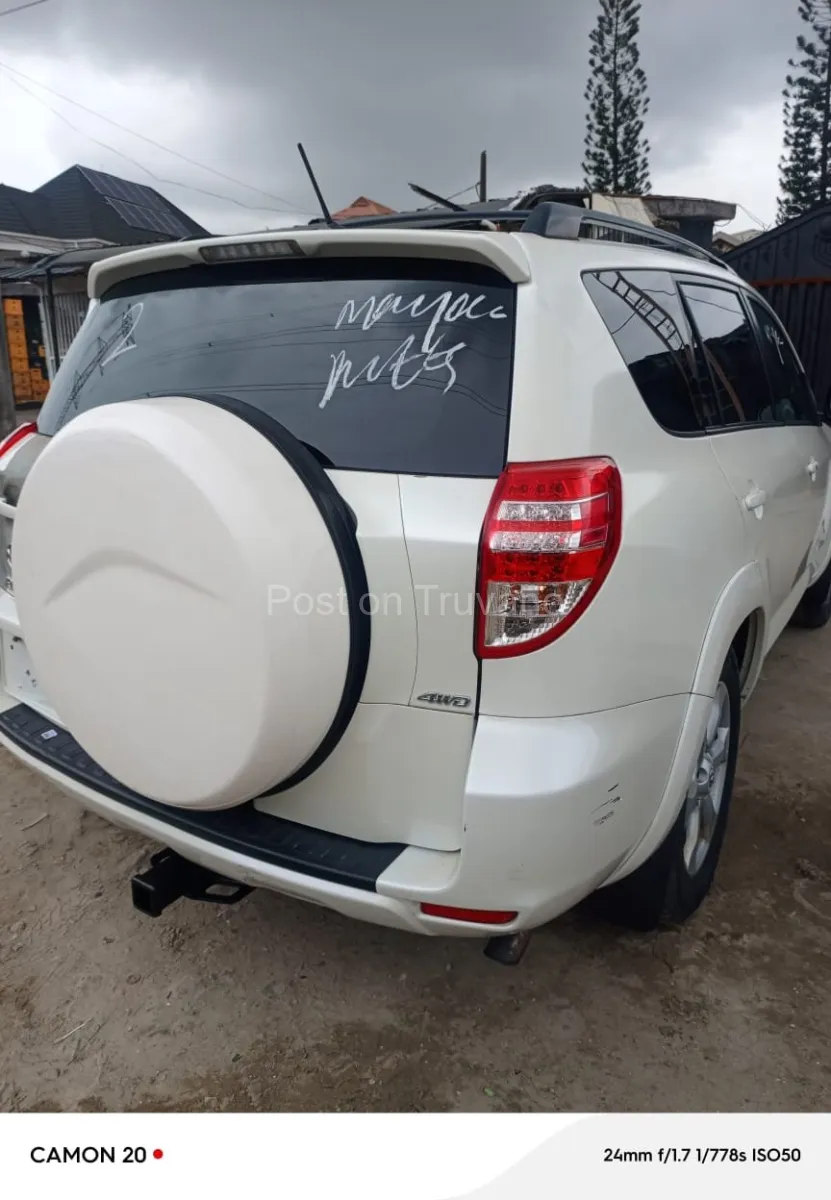 Tokubo Toyota RAV4 2012